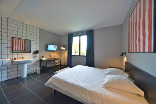 Säng eller sängar i ett rum på Logis - Hotel Restaurant La Mire