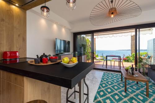 une cuisine avec un comptoir avec un bol de fruits dessus dans l'établissement Résidence Vue Mer Cannes, à Cannes