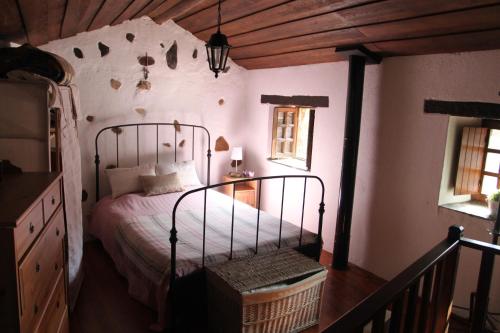 a bedroom with a bed in a room at Casa em Xisto na Serra da Lousã, Gondramaz in Gondramaz