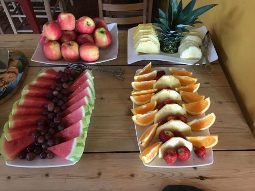 4 platos de fruta en una mesa de madera en Eidfjord Gjestgiveri, en Eidfjord