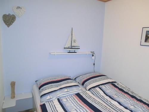 クックスハーフェンにあるHaus Essenのベッドルーム1室(ベッド1台、壁に帆船付)