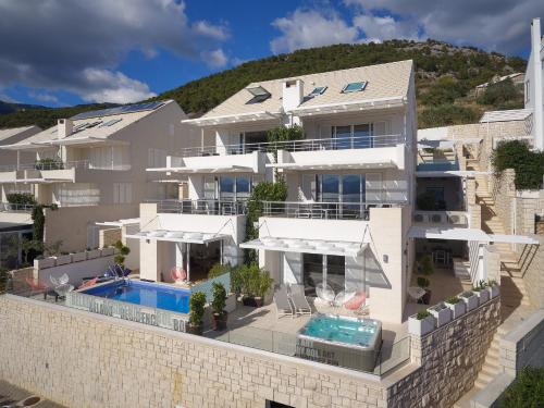 una vista aérea de una casa con piscina en Belado Residence Bol en Bol