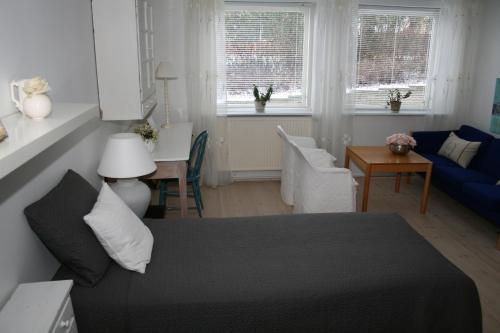 1 dormitorio con 1 cama y sala de estar en Bed & Kitchen Rugbjergvej, en Stavtrup