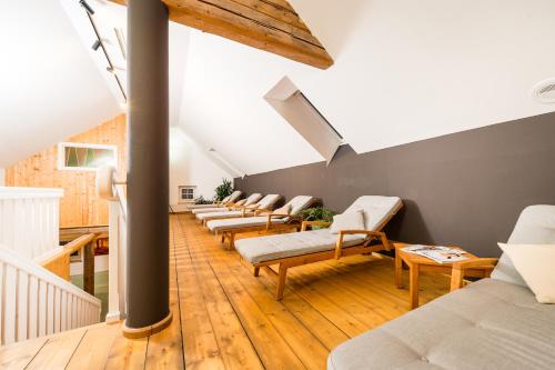 a room with a row of couches and chairs at Hotel die Hindenburg in Saalfelden am Steinernen Meer