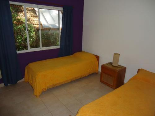 Habitación con 2 camas y ventana en casa mandarina en Mar de las Pampas