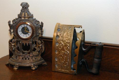 a clock sitting on top of a wooden table at Hotel Centras in Šakiai