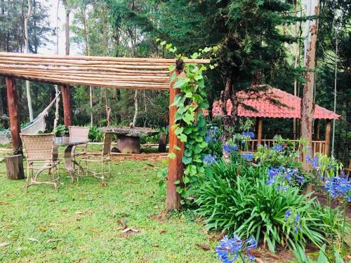 Taman di luar Pousada Chalés da Lua