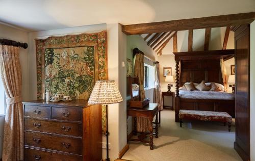 Tempat tidur dalam kamar di Bailiffscourt Hotel & Spa