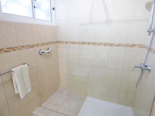 łazienka z prysznicem i toaletą w obiekcie Casa Sentosa w mieście Carvoeiro