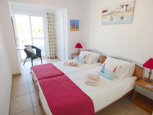 sypialnia z łóżkiem z czerwonym kocem w obiekcie Casa Sentosa w mieście Carvoeiro