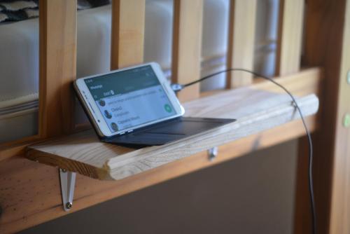 a laptop computer sitting on top of a wooden table at Albergue a Casina di Marcello in Palas de Rei 