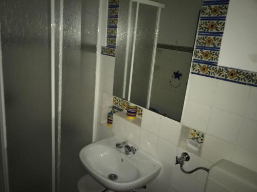タヴィラにあるT0 Pedras D'el Reiのバスルーム(白い洗面台、鏡付)