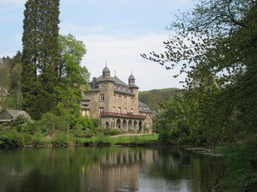 ヴィッパーフュルトにあるHotel Haus Koppelbergの川の脇に座る大城