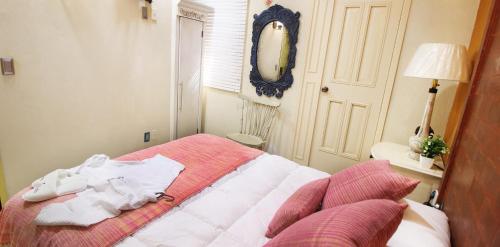 a bedroom with a bed with a red blanket at Alondra Hotel Boutique in Mineral del Monte