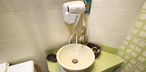 a bathroom with a sink and a toilet at Alondra Hotel Boutique in Mineral del Monte