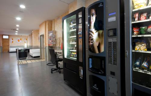 una gran máquina expendedora en una habitación con comida en Hostal Barcelona, en Barcelona