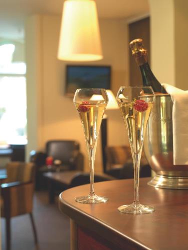 ヴァル・レ・バンにあるHôtel Helvie - Teritoriaの- テーブル上のシャンパン2杯(ワイン1本付)