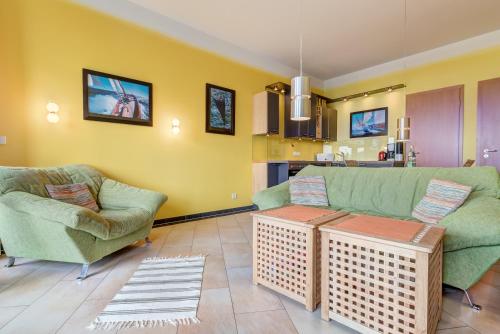 a living room with two chairs and a couch at Ferienwohnung Hering in Ueckeritz