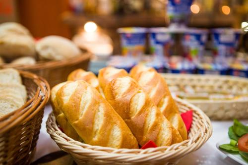 a group of baskets of bread on a table at Apartamenty Energo in Bytom