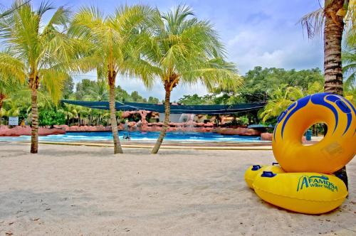 Kolam renang di atau dekat dengan Melaka AFamosa Resort D'amour Comfortable and Healing With Theater Projector Private Villa With Garden View Swimming Pool Seasonal Christmas Theme