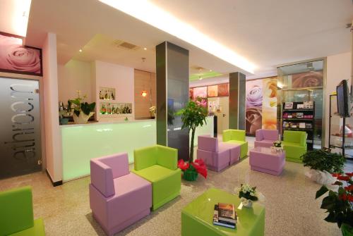 una tienda con mesas y sillas verdes y púrpuras en Hotel Clara, en Tortoreto Lido