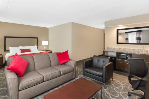 Гостиная зона в Clarion Inn Des Moines Airport