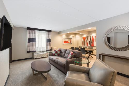 Гостиная зона в Clarion Inn Des Moines Airport
