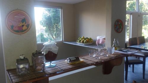 un mostrador con copas de vino en la cocina en Refúgio na Serra en Bananeiras