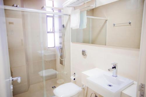 a bathroom with a sink and a shower and a toilet at Hotel San Pietro in Pato Branco