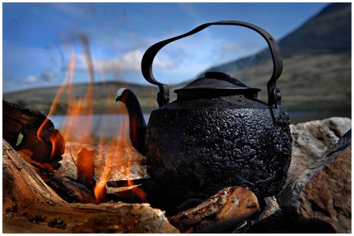 a tea kettle sitting on top of a campfire at Venabu Fjellhotell in Venabygd