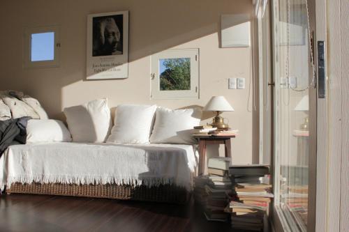 a bedroom with a bed and a table with a lamp at Rincon del Diario in Punta del Este