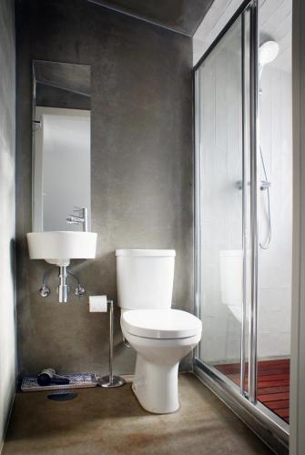 La salle de bains est pourvue de toilettes et d'un lavabo. dans l'établissement Casa do Meio, à Coimbra