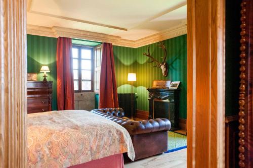 A bed or beds in a room at Pazo de Brandeso & Country Club