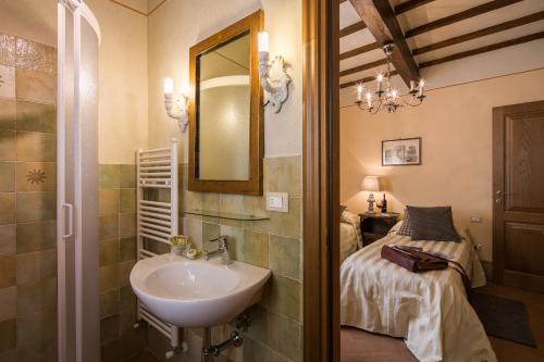 a bathroom with a sink and a bed at Panorama in Cortona