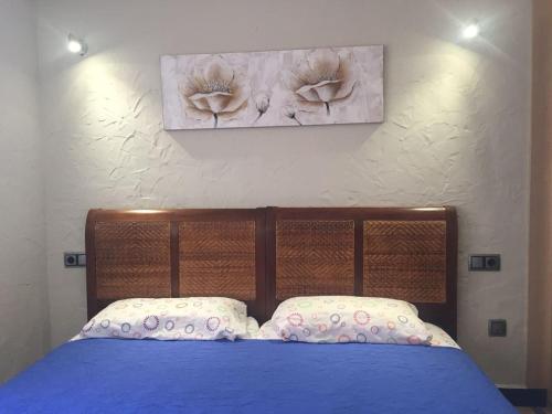 ベニドルムにあるFirst line Apartmentのベッドルーム1室(青いベッド1台、枕2つ付)