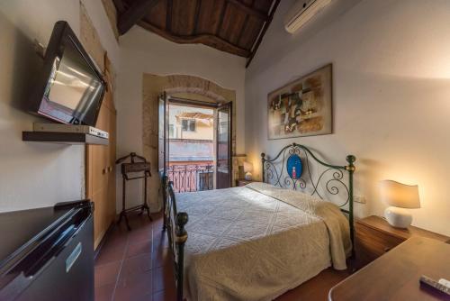 una camera da letto con un letto in una stanza con una finestra di Relais del Porto a Cagliari