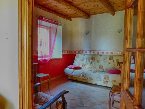 Habitación con 2 camas y una silla. en Gîte "L'Orée du Bois", en Beaune-sur-Arzon