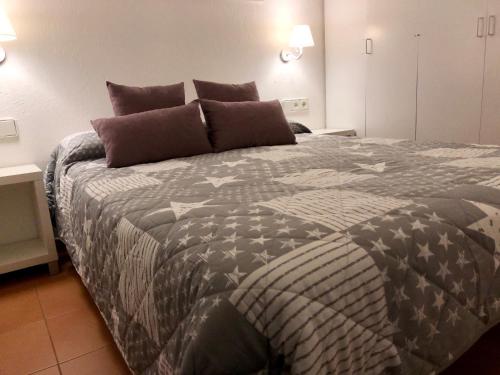 מיטה או מיטות בחדר ב-Apartaments S'Arenella
