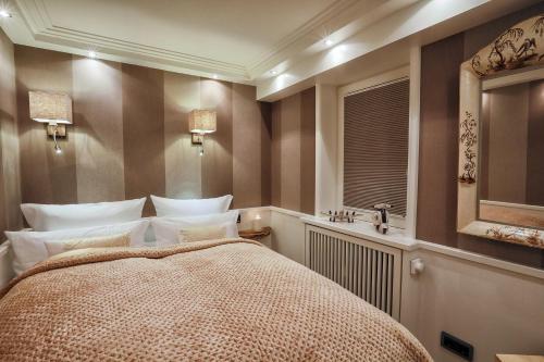 a bedroom with a large bed and a mirror at Ferienwohnung Sönshorn 16 in Munkmarsch