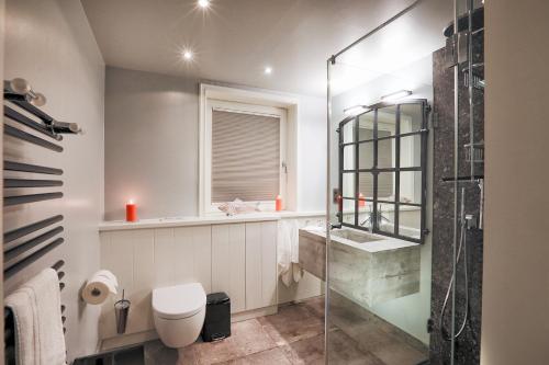 a bathroom with a glass shower and a toilet at Ferienwohnung Sönshorn 16 in Munkmarsch
