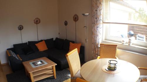 een woonkamer met een bank en een tafel bij Ferienwohnung Katzenberger in Beverungen
