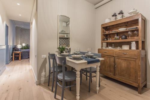 a dining room with a table and chairs at Spazio Duomo1 by Welc(H)ome in Treviso