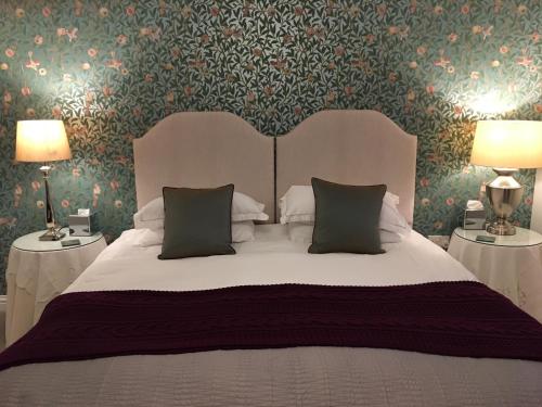 En eller flere senge i et værelse på Gower View Luxury Bed & Breakfast