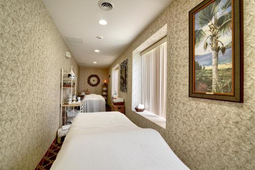 מיטה או מיטות בחדר ב-Roosevelt Inn & Suites Saratoga Springs