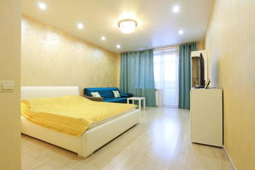 カリーニングラードにあるVIP Apartment с кондиционером в престижном районеのベッドルーム1室(ベッド1台、青いソファ付)