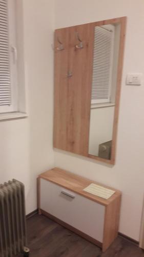 uma casa de banho com um espelho e um radiador em Rooms Adrijana em Banja Luka