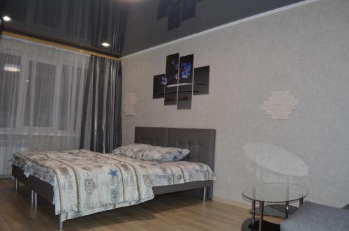 クルィヴィーイ・リーフにあるLux Apartment on Pushkinaのベッドルーム(ベッド1台、テーブル付)