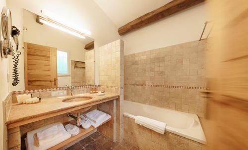 La salle de bains est pourvue d'une baignoire, d'un lavabo et d'une baignoire. dans l'établissement Les Bergeries De Palombaggia, à Porto-Vecchio