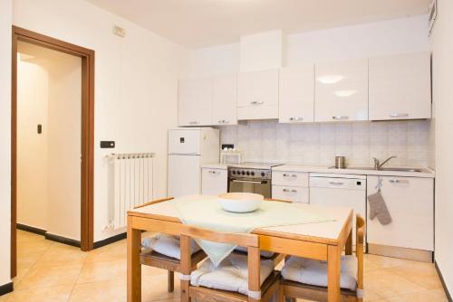 eine Küche mit einem Tisch und einer Schüssel darauf in der Unterkunft Casa NUVOLA alle Cinque Terre (CITRA 011017-LT-0066) in Levanto