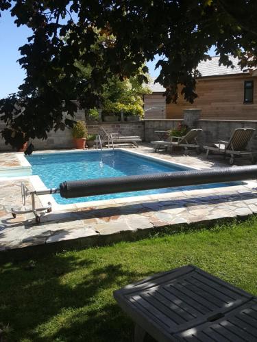 una piscina con una manguera en un patio en Hillside Lodge, Tor Farm, en Cheddar